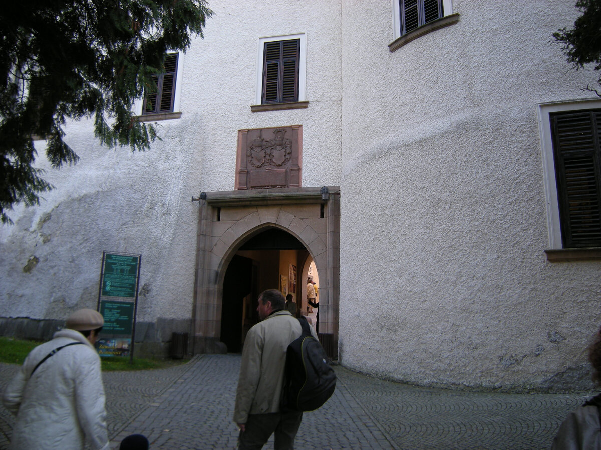 Вход в замок, украшенный гербом Штернберков (или Штернбергов, если на немецкий лад)