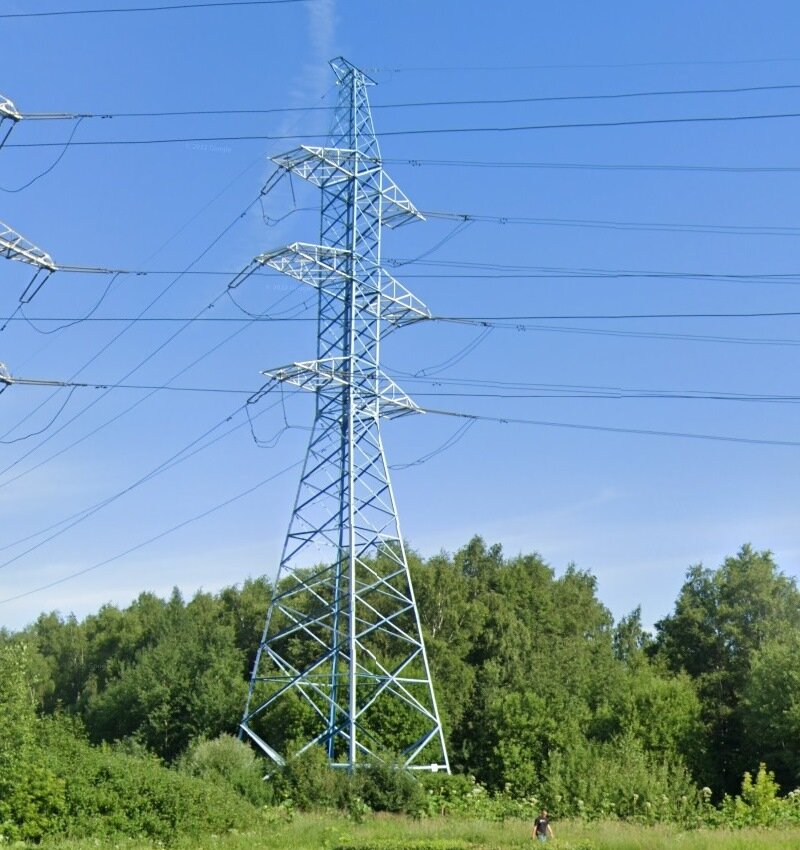 Видно, как на опоре 220 кВ фаза расщепляется на два провода. В Москве хватает и расщеплённых фаз, и опор 330 кВ, но ближайшая всамделишная ВЛ 330 кВ находится в Конаково