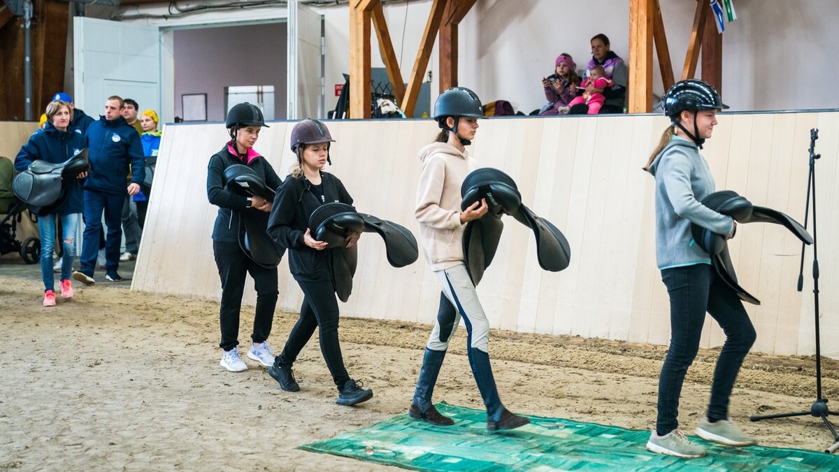    Югорчане передали седла для конноспортивного клуба Макеевки