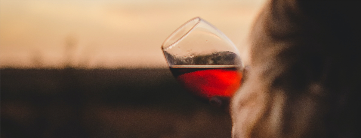 Рассмотрите вино под наклоном на белом фоне: салфетке или белой бумаге. А теперь кратко расскажем, как по цвету можно оценить возраст вина, еще не попробовав его: