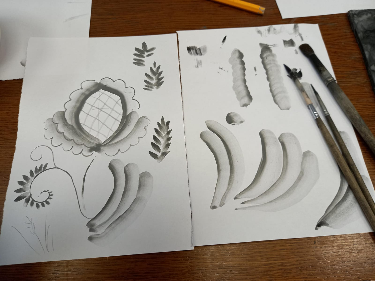 тренировка кистями на бумаге перед нанесением на изделие