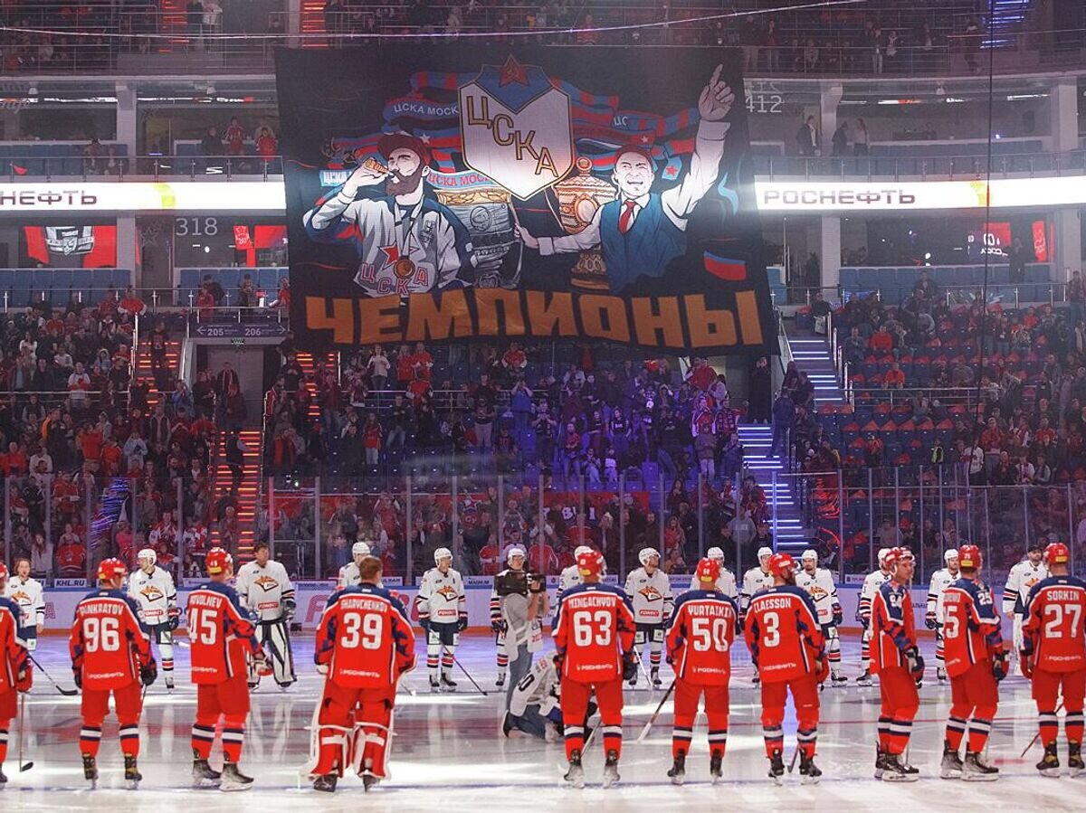    Хоккеисты и болельщики ЦСКА© Фото : cska-hockey.ru