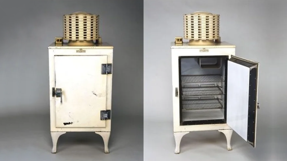 Первый холодильник General Electric 1911. General Electric в 1927 холодильник. 1926 Холодильник Кристиан Стинструп.