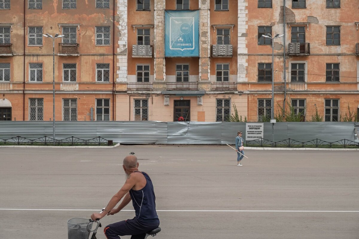 1. Родина сыра «Ламбер» и город, окруженный исправительными колониями. Столица плохих дорог и дорогих машин. Место с красивой природой и плохой экологией.-2