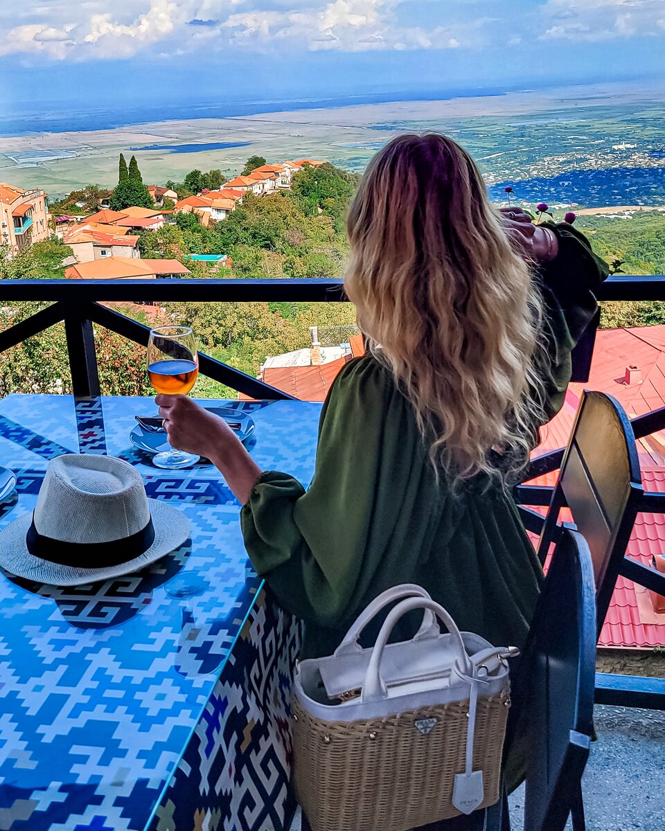 Наслаждаюсь видом на Алазанскую долину.