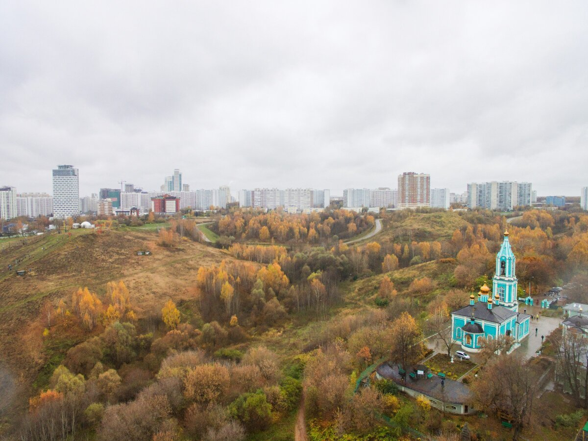 Крылатское осенний. Парк Крылатские холмы. Парк Крылатские холмы храм. Крылатские холмы парк осенью. Крылатские холмы вид.