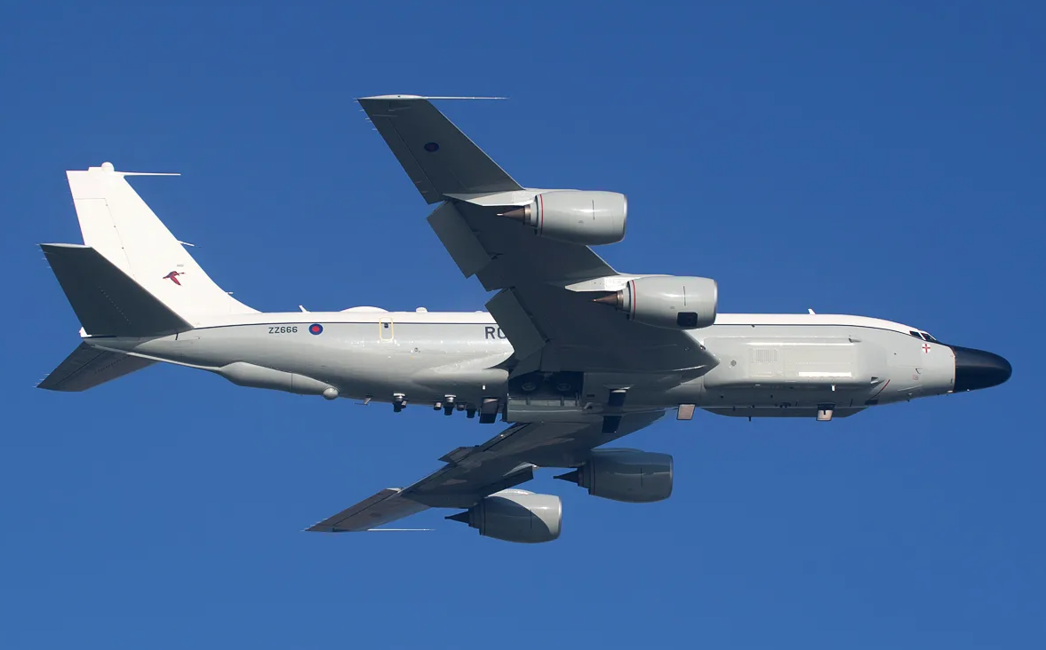 Всего у Великобритании шесть таких самолётов, из которых рабочими являются меньшне половины. Но RAF до последнего не боялись рисковать таким ценным ресурсом, потому что были уверены, что их никто не тронет. Они ошибались. Фото RAF