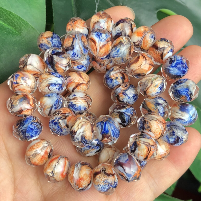 Из этих бусин я собрала колье и назвала его "Вальс цветов". Смотрите в конце статьи.