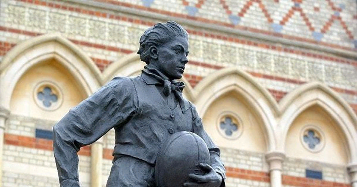 Ульяму Веббу Эллису даже поставили памятник.