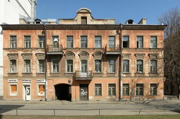 Обратите внимание на окна второго этажа