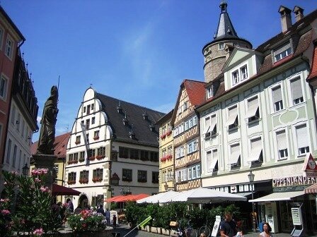 Самые низкие арендные ставки, самые классные «пивные сады», больше всего солнечных дней – у каждого города в Германии есть свои недостатки и преимущества. Немецкое издательство FOCUS провело опрос. 
В традиционном «пивном саду» или на реке Изар жители Мюнхена могут насладиться наибольшим количеством солнечных дней в году. Однако они и тратят значительно больше на аренду жилья, чем, например, жители Берлина или Фрайбурга.

В городе Мёнхенгладбах самые дешевые по сравнению с другими крупными городами электричество, газ, вода и вывоз мусора. Что же касается культурной программы, жители Гамбурга или Франкфурта лидируют с большим отрывом.

Читатели немецкого издательства FOCUS смогли оценить 81 город Германии по различным категориям: рынок жилья, цены, сфера образования, удобство для детей и пенсионеров, климат, природа, сфера развлечений, культура, транспортное сообщение, безопасность.