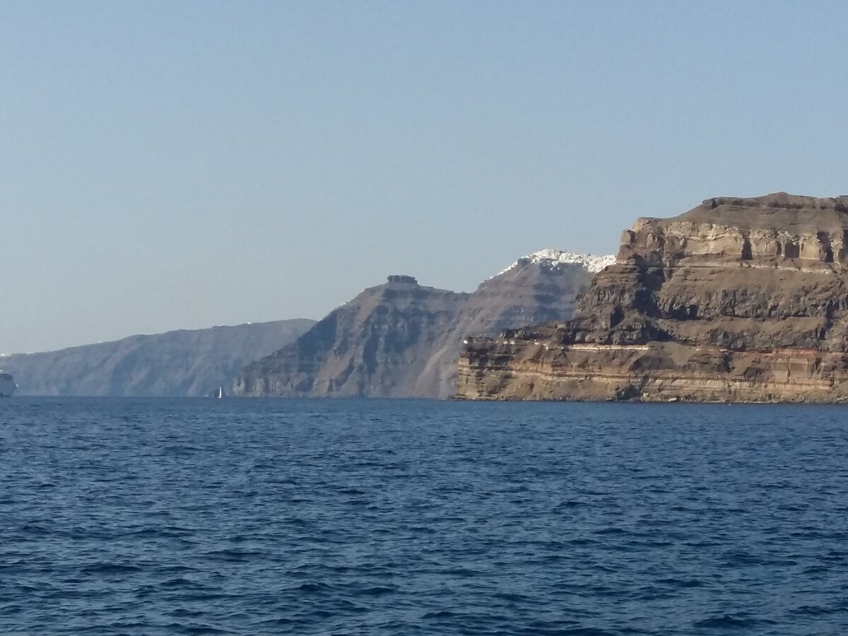 вид с морского порта Афиниос на Тиру