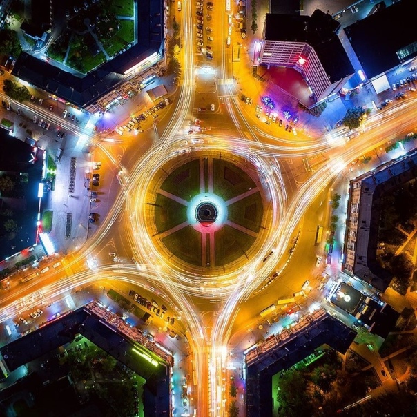 Оригинальная форма Площади Калинина образована из окаймляющих ее одинаковых семиэтажных жилых домов. Оказавшись на ней, вы погружаетесь в атмосферу советского неоренессанса, распространенного в нашем городе.  