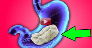 Жевательная резинка — сладость, которую обожают дети. Она нравится ребёнку и из-за приятного запаха, и из-за вкуса, и из-за необычной тягучей консистенции. Часто жевательная резинка является не только лакомством, но и игрушкой, что вызывает беспокойство родителей. Малыш может подавиться жвачкой, поперхнуться или нечаянно проглотить её. Стоит разобраться, что нужно предпринимать в таких ситуациях и опасно ли это для организма ребёнка