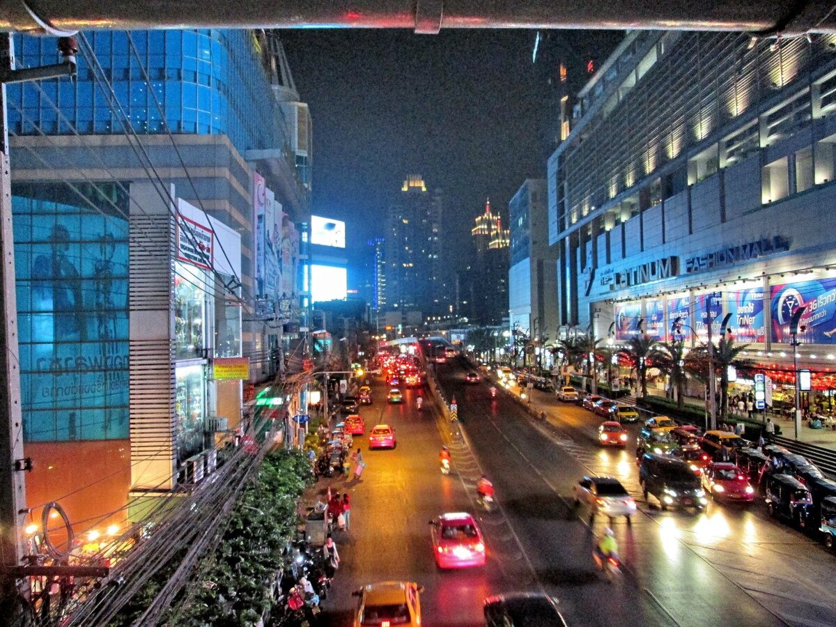 Здесь он справа