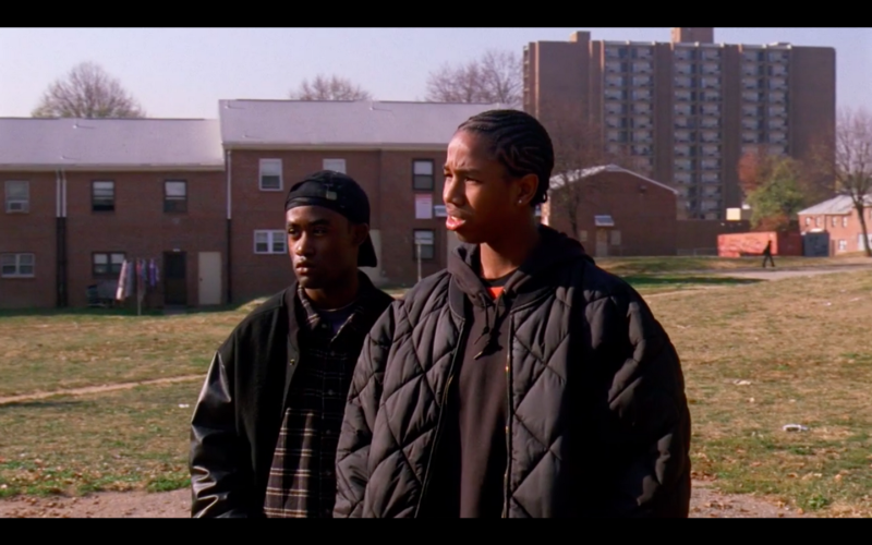 Декорациями к первому сезону достаточно часто становятся вот такие дворики в неблагополучных районах Балтимора