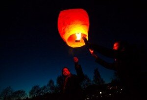 1) Продажа китайских фонариков на пляже.