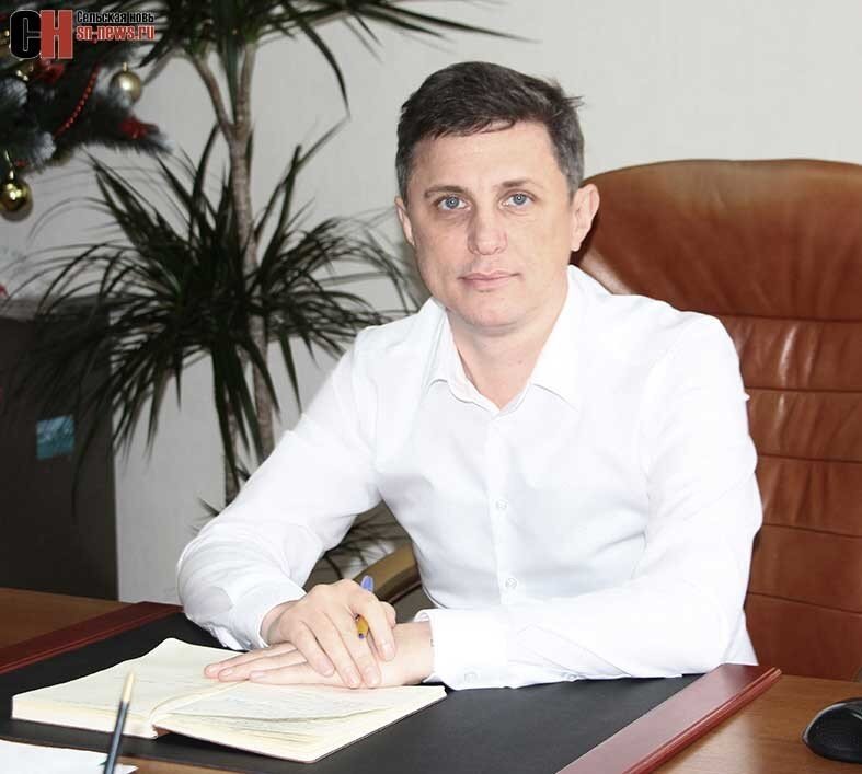 
18 апреля в 10 часов состоялась закрытая сессия Совета городского поселения, на которой депутаты «ушли» в отставку мэра Усть-Лабинска Сергея Выскубова. На сессии присутствовали 25 человек, которые проголосовали единогласно за снятие главы.О том, что это все-таки произойдет и кто за этим стоит, мы предполагали в своих прошлых публикациях, здесь http://ustlabinfo.ru/2019/04/07/peredel-po-vsem-frontam-chast-pervaya-gorod.html и здесь  http://ustlabinfo.ru/2019/04/10/peredel-po-vsem-frontam-chast-vtoraya-rayon.html. Получается, что выстроенная нами логическая цепочка все же верна?  Как говорил юморист Задорнов « такое чувство, что все мои выступления они (американцы) принимают за команду к действию". Здесь тоже самое, только наоборот – это мы просчитываем наперед их действия. Работа команды, действующей против мэра, идет по определенному сценарию. В последние дни в городе несколько раз видели машину вице-губернатора Анатолия Вороновского, в том числе и сегодня - возле штаб-квартиры "мэрской оппозиции», которая, как мы поняли, находится в принадлежащей городскому депутату Руденко гостинице «Олимпия», что рядом с администрацией. Там же видели и людей, похожих на самого Вороновского, его бывшего зама Тузова и бывшего главу района Мячина. По слухам, Анатолий Владимирович, вместе со своей командой прибыл в Усть-Лабинск для «обработки» депутатов, которые изначально были намерены игнорировать сессию. На них, якобы, оказывалось беспрецедентное давление со стороны заинтересованных лиц, в руках которых сосредоточен мощный административный ресурс. Мол, подумайте о своей карьере, благополучии своих близких, личной безопасности и т.д. Надо отдать должное, работа организаторов выполнена на 5+. Одного из депутатов, который вообще лежал в краевом стационаре, вытащили из больницы и доставили на сессию. Но даже во время сессии не все шло гладко. Рассказывают, что во время голосования один народный избранник попытался было воздержаться, чем мог сорвать голосование, но его все же «убедили» поднять руку. Таким образом, снятие состоялось.Пока, до утверждения депутатами нового главы поселения, исполнять обязанности мэра Усть-Лабинска будет кто-то из заместителей Выскубова. Сам мэр сложит свои полномочий в день опубликования в районной газете решения Совета депутатов. Организаторы "импичмента", судя по всему, очень торопятся. По слухам, в "Сельскую новь" поступила команда из края вместо традиционного выхода очередного номера в следующий четверг, перенести выход газеты на вторник. Правда это или нет, во вторник и узнаем. Если правда, то вот он - административный ресурс в действии! Выскубов  готовит исковое заявление в суд и выступление в СМИ. Если ему не удастся отстоять свою правоту, депутаты вскоре изберут нового мэра. Позволим себе сделать прогноз – это будет бывший депутат ЗСК Игорь Бондаренко. Интересно, окажемся мы в очередной раз правы или нет?В соцсетях тут же пошли комментарии: "Эта история со снятием Выскубова - сплошной беспредел. Мэра сняли.... депутаты, которым он перешел дорогу. Бывший гаишник, укравший деньги с места смертельного ДТП (интересно кто это? В органах МВД, насколько нам известно,  в 90-х из депутатов служил только Руденко. Неужели он мог?!), перевозчик, любитель молоденьких девочек и еще несколько персонажей, которым Выскубов мешал воровать", "Теперь депутаты будут двигать на пост мэра абсолютно безвольного кандидата, который будет покрывать их бизнес-делишки", "Не зря на закрытое заседание  приезжал Вороновский (на заседании его не было - И.Г.), который имеет в Усть-Лабинске коммерческие интересы?... На заседание не пустили представителей общественности и районную прессу...", "Жаль, что воля и честность Выскубова не оказались ко двору  ни губернатору края Вениамину Кондратьеву, ни кучке проходимцев..." 
И еще, что-то нам подсказывает, что поставившие Выскубова (они же, как мы подозреваем, ставили и Артющенко) без ответа сей демарш не оставят. По нашей информации, это структуры бизнесмена Олега Дерипаски. Сначала у олигарха «отжали» любимый район, а теперь еще и город. Мы почему-то уверены, что будет "ответка". Как показывает время, мы чаще всего оказываемся правы. В очередной раз запасаемся попкорном и смотрим, что будет дальше. 