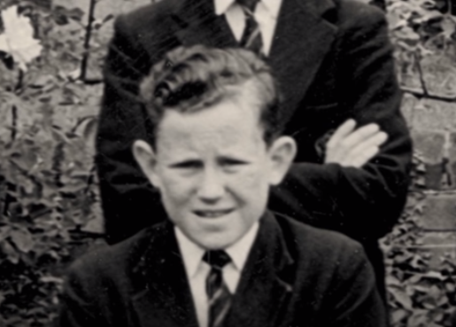 на фото - Том уже после того, как он начал вести тайную жизнь 