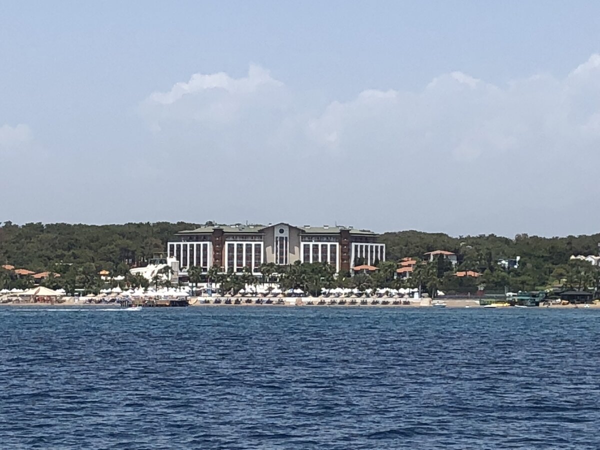 Voyage Sorgun - вид с моря. Отель просто утопает в зелени.