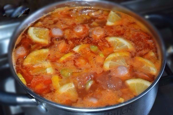 ингредиенты
Сосиски — 2 шт.
Лук — 1 шт.
Морковь — 2 шт.
Картофель — 2 шт.
Огурцы корнишоны — 5 шт.
Оливки — 1 банка
Лимон — 4 кружочка
Подсолнечное масло
Томатная паста — 2 ст. л.
