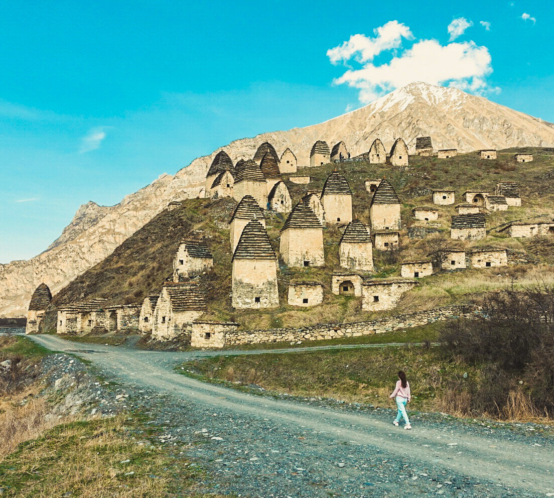 владикавказ мертвый городок. даргавс "город мертвых". даргавс в северной осетии зимой. селение даргавс город мертвых. даргавс в северной осетии.