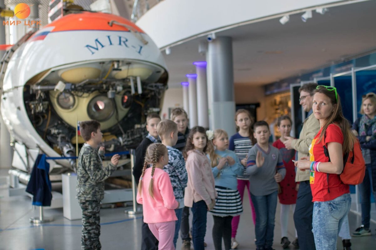 Ребята Киностудии ЦРК участвовали в съёмках рекламно-презентационного фильма, посвящённого открытию новому Экспозиционному корпусу «Планета Океан». Фильм покажут в конце мая на Манежной площади в г. Москва.
Мы погружались в творческий процесс общаясь с именитым режиссёром, учёным, исследователем и оператором многих советских фильмов В.М. Мариным (лучшие научно-технические сценарии, мастер своего дела), талантливейшим оператором Максимом Толстым , легендарным подводником, сотрудником института океанологии В.В. Кушниковым.
Ребята погружались в тайны и необычные явления подводного космоса мирового океана и побывали в 19-тонном аппарате "Мир-1", который использовался в съемках фильма "Титаник" Джеймса Камерона!!! Было очень здорово! Благодарим за предоставленную возможность директора Светлану Геннадиевну Сивкову и профессиональный коллектив калининградского Музея Мирового океана
Всегда приятно работать с людьми увлечёнными своей профессией! Удачи в достижениях новых высот и глубин непостижимых целей и мечт! 