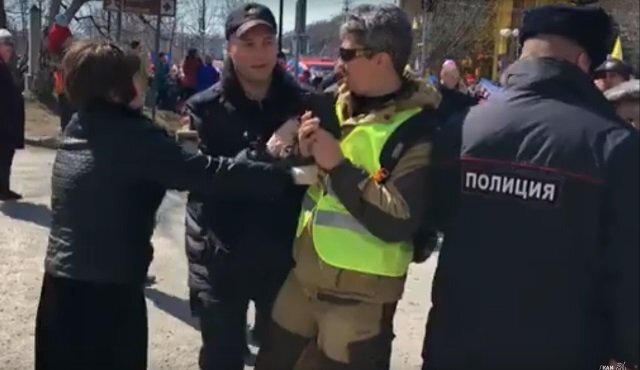 Фото: yotube.com. Задержание демонстранта, Камчатский край  