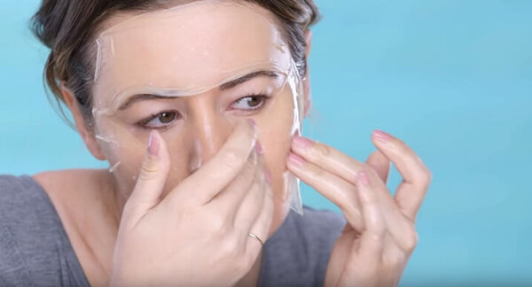 Процесс нанесения маски на лицо