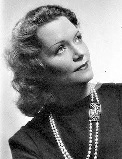  

...Возможно, я никогда не стала бы писать об этой женщине. Что она для нас? Легкая дымка, уне понятная, полунеприятное восприятие в связи со словами: "государственная актриса Рейха", что - то слишком уж далекое, такое же, как и Вера Холодная… Когда - то была. Когда то жила. Когда?…И вдруг читая о ней, я наталкиваюсь на фразу:" Она сказала мне:" Почему ты плачешь, девочка? Ты боишься быть актрисой? Не бойся, только ты должна знать - на сцену надо идти нагой". Только позже я поняла, что великая Элеонора Дузе имела ввиду открытость, обнаженность души на сцене, а вовсе не стриптиз. " Так скажет в своей книге мемуаров "Мои часы идут иначе" сама Ольга Константиновна Чехова, - актриса, преуспевающая бизнес - леди, светская дама, вхожая в высокие круги Третьего Рейха, любимица Гитлера и Геббельса, по слухам - разведчица, работавшая для высших чинов Кремля, чуть ли не для самого Сталина. Последнее, впрочем, осталось полудоказанным. 
