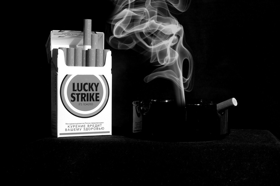 Сигареты lucky strike пачка. Сигареты. Lucky Strike сигареты. Пачка сигарет. Эмблема сигарет.