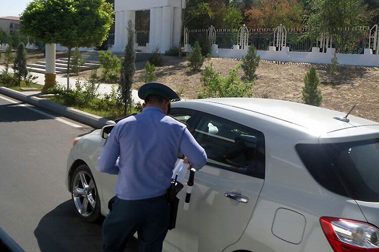 Проверка на дороге в Туркмении. Фото с сайта Hronikatm.com