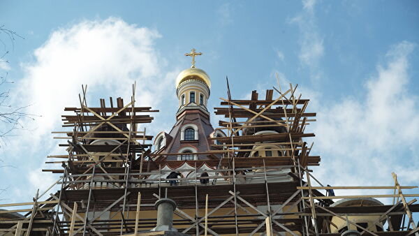        Никак не могу отлипнуть от религиозной темы. Вот опять вспомнил про те 30000 тысяч храмов, что построены за последние тридцать лет. По три храма в день сдаются! Просто ударные стройки народного хозяйства - СССР,  БАМ с целиной отдыхают. Что само по себе настораживает. И все же я не о том. Я об арифметике. Взял калькулятор, потыкал пальцем.   Во сколько обходится строительство небольшого сельского храма? По информации в инете, 15-20 миллионов рублей. Хотя я считаю больше, потому как колокола, иконы, утварь, строители. Ну плюс еще благоустройство территории -  заборчик, калитки, дорожки на которые еще пару миллионов набежит. Присмотр опять же… Но то сельский храм, а есть храмы, которые сами по себе миллионы стоят, причем не рублей. Ладно, не будем гадать, возьмем сильно усредненную цифру -  35 миллионов рублей один храм. Помножим на 30000 храмов. Получим… Хм… Триллион рублей получим. В смысле, не мы получим. Триллион!! 
      А дальше все просто. Какова себестоимость квадратного метра жилья в России? Ну так, в среднем? Строители говорят 30 тысяч рублей кв. метр. Ладно, накинем, пусть будет 50. А теперь поделим на них тот триллион. Что получается?.. 20 миллионов квадратных метров жилья получается!! Тогда еще раз поделим, к примеру, на 35 метров типовой однушки. Что в ответе? 570 000 однокомнатных квартир. Пятьсот семьдесят тысяч! И вот въезжают в них матери-одиночки, инвалиды, сироты, ветераны… Сколько радости-то. Благое дело, доброе, душа радуется.
     Ну ладно, пусть я ошибся со сметной стоимостью. Хоть даже в два раза. А что триста тысяч квартир для неимущих это мало? Да хоть сто! 
     Ах да, простите, Храмы… Как с ними быть? А что Храмы – будут, встанут  Храмы во всей красе, потому что все новоселы, начнут по-тихоньку за свои квадратные метры расплачиваться. Без процентов. Да хоть и с процентами, если 2-3 в год, то есть - «по-божески». Ну или, если денег нет, отработают на стройке, на кладке, на штукатурке, на росписи стен.  И так, по-тихоньку, без штурмовщины,  показухи и рапортов, Храмы встанут! А рядом с ними люди будут жить в своих, обретенных благодаря батюшкам домах. И это я понимаю. Потому что церковь она для людей, а не для служителей. Служитель, он служить должен, а не обслуживать. Тут в головы наших святых отцов какая-то грамматическая ошибка вкралась. Им бы повернуться к пастве своей, что ныне живет трудно, опоры ища. И смею вас уверить,  таким благими делами они многих в веру обратят и в Храмы приведут. Паствой церковь должна заниматься, а не прорабством. Веру она должна укреплять, а не стены! А помощь пастве своей есть прямой ход к душам людским, потому что не по словам, но по делам судимы будете. И миллион с лишним душ кров над головой обредших - это дело. Большое. Богоугодное! 
     Или я не прав?
     А Храм… Что храм – кирпичи да цемент с арматурой. Не на храмах вера держится, на людях! На делах добрых и отцах святых, которые среди народа, «на земле». А служить, хоть в строительном вагончике можно, коли батюшка свой родной и за паству душой болеет, а не за подвоз цемента. И тогда потянутся к нему, хоть в поле чистое! Как к монахам-отшельникам, у которых нет Храмов, но только норы земляные. Зато вера есть! Люди они не к стенам идут, а к людям, которые не на словах, а на деле. 
     Так может подумаем о пастве, о вере и делах угодных Богу? Или ударными темпами по три штуки в день, будем «объекты» сдавать? Я бы – подумал…
