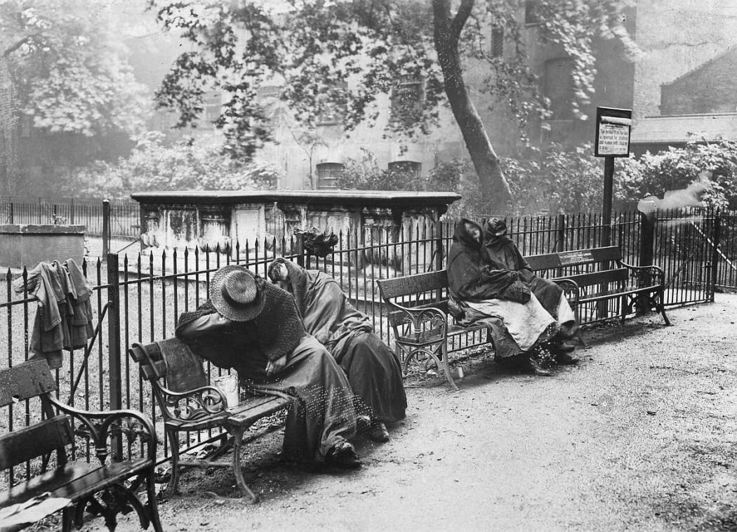Бездомные женщины на скамейках Спиталфилд гарден. Лондон, 1902