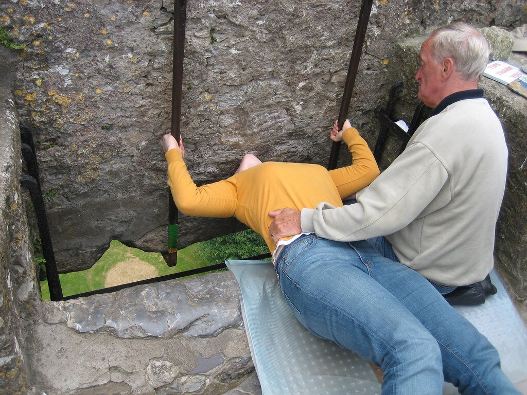 The blarney stone. Замок Бларни камень красноречия. Бларни Стоун. Камень красноречия в Ирландии. Поцеловал камень красноречия.