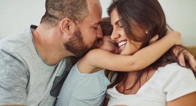 Попробуйте взять за привычку утром обниматься с любимыми - это зарядит Вам мощным позитивом!