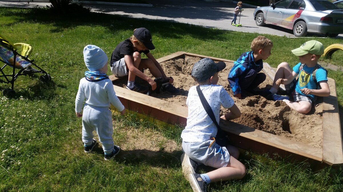 О чем они говорят, как действуют, чем интересуются, какие ролевые игры принимают на себя - все закладывает черты будущей личности. Поэтому, нам родителям требуется отследить не только с кем играет малыш, но и то о чем они говорят. Сегодня большинство детей говорит слово "деньги". Это для них является мерилом всего, впрочем как и для нас взрослых. 