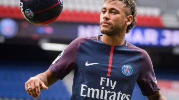 Фото: psg.frКак утверждает Le Parisien, на «Парк де Пренс» готовы к расставанию с Неймаромза сумму не менее чем в 300 млн евро. Источник уверяет, что такой ценой действующие чемпионы Франции сделали уход игрока из команды практически невозможным. Ни один клуб в мире в настоящий момент не готов к тому, чтобы удовлетворить такие аппетиты «ПСЖ». Впрочем, есть версия, что французы все же снизят цену на Неймара за счет включения в сделку игроков потенциального покупателя бразильского футболиста.
