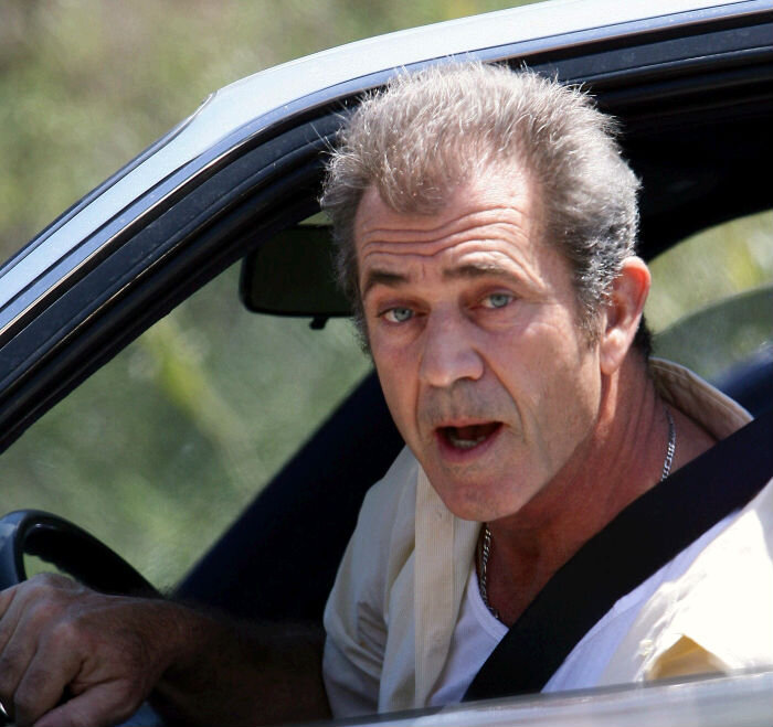 Любители выпить за рулем из Голливуда. Мел Гибсон Знаменитый актер и режиссер попался полицейским в пьяном виде за рулем своего автомобиля в одном из районов Лос-Анджелеса.