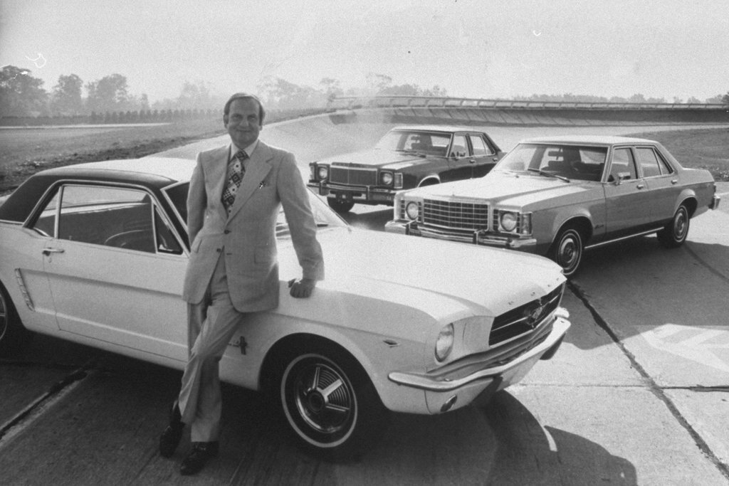Мистер Якокка с Ford Mustang в 1970-х годах. Он выпустил Mustang в 1964 году, и за два года он получил чистую прибыль в размере 1,1 миллиарда долларов.
