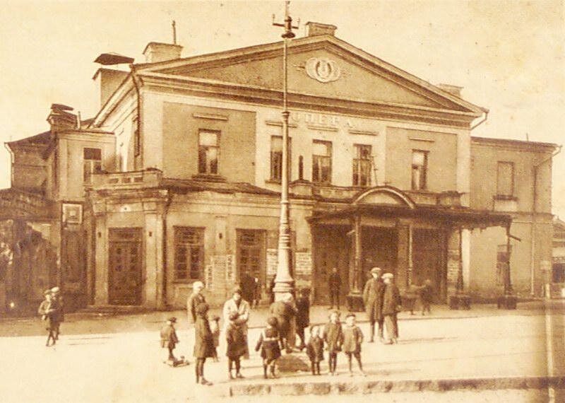 В ХIХ веке харьковчане жили театром, а театр отражал все события общественной жизни, как на стадионе средневековой Византии.
«Воздух,  вода, железная дорога, — читаем в «Харьковских Губернских Ведомостях»  (12 июля 1867г.), — составляют самую настоятельную потребность для  Харькова. Но в обществе гораздо больше толков возбуждают опера, цирк и  публичные гуляния. Прошлый сезон ознаменовался борьбой двух партий,  которая велась не из-за политических или общественных вопросов, а из-за  двух примадонн».
«Главнейшее счастье и несчастье Харьковского театра в двух крайностях, — писал «Южный край».