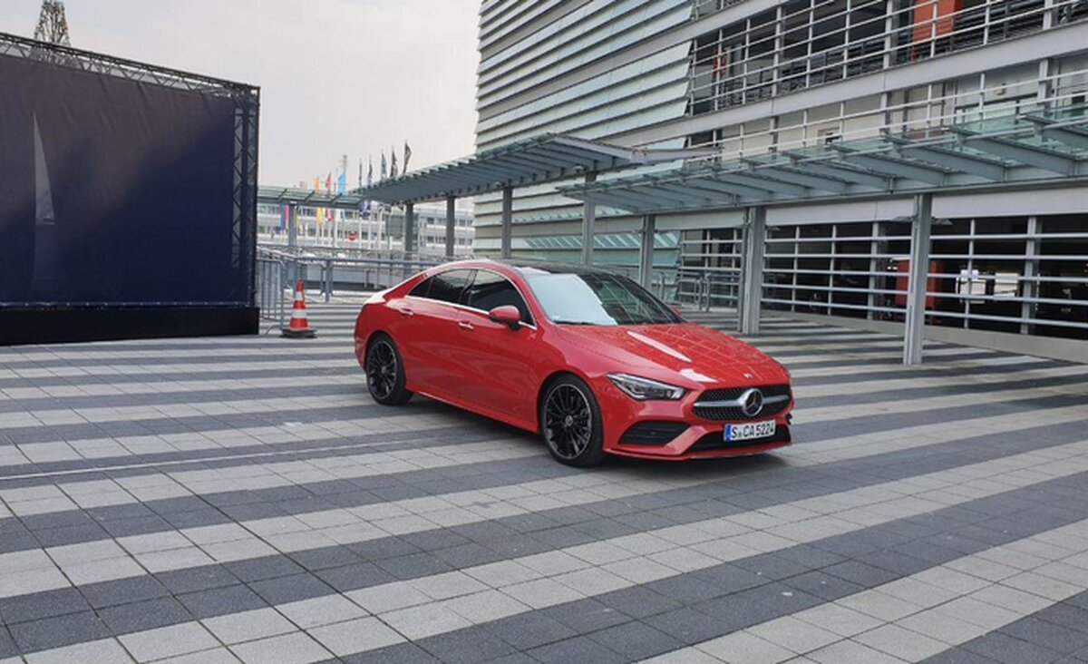 CLA Coupe напоминает уменьшенный в размерах CLS, у него тоже покатая крыша и двери без рамок. По технике CLA Coupe — ближайший родственник А-класса, но передняя и задняя колея расширены на 45 и 55 мм. А вот салон неотличим от А-класса — топ-версии имеют крутой мультимедийный комплекс MBUX и контурную подсветку с 64 оттенками.
В России будут только две версии — переднеприводный CLA 200 Coupe (с дефорсированным до 150 л.с. мотором 1.3) и полноприводный CLA 250 4Matic (2.0, 224 л.с.).

Цены: 2,5 и 2,9 миллиона соответственно. В продаже появится сначала CLA 200 Coupe — в июне, а в августе до России доедет более мощный вариант