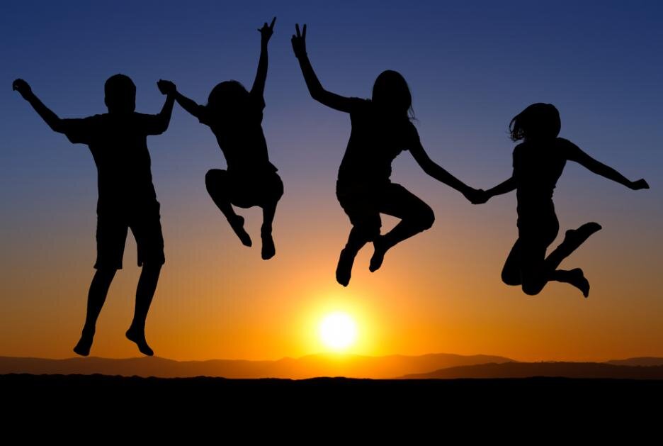 We are jumping. Вечеринка в лагере фон