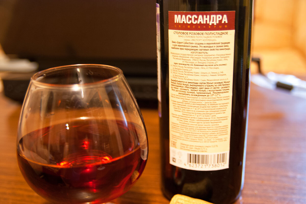 Розовые вина массандра. Массандра Гранатовое вино. Массандра красное сухое. Массандра цвет вина. Массандра вино красное сухое.