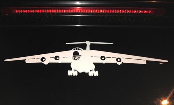 Пример наклейки на стекле автомобиля.