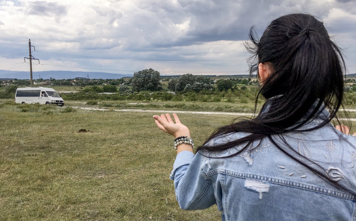Майе сказала девочкам, что они поедут на съемки клипа. 