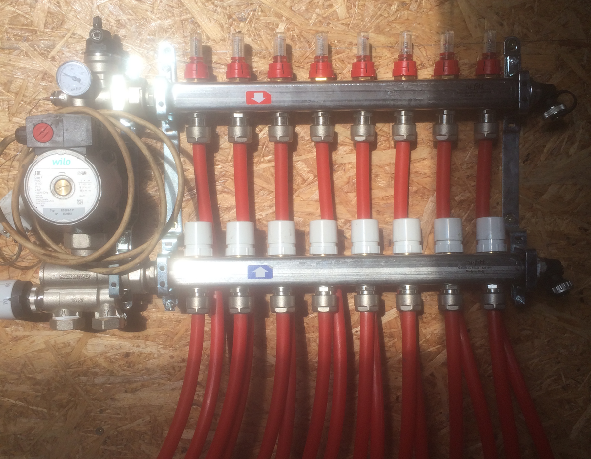 Коллектор и смесительный узел. Устанавливаются на месте одного из радиаторов.