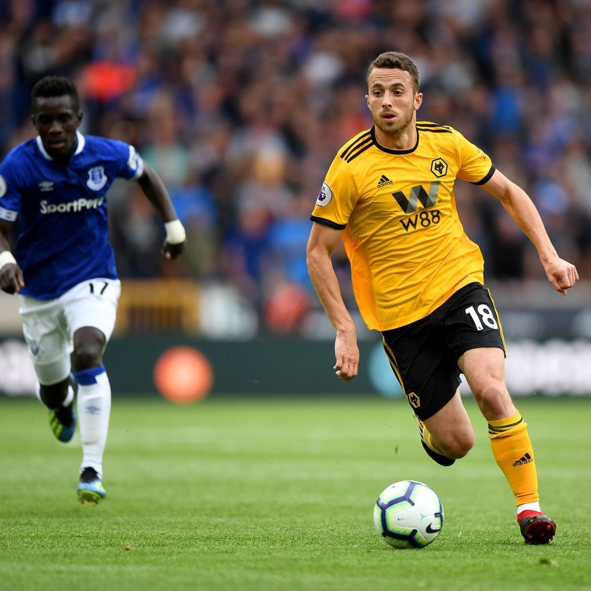 Португальский нападающий "Вулфс" Диогу Жота против "Эвертона"