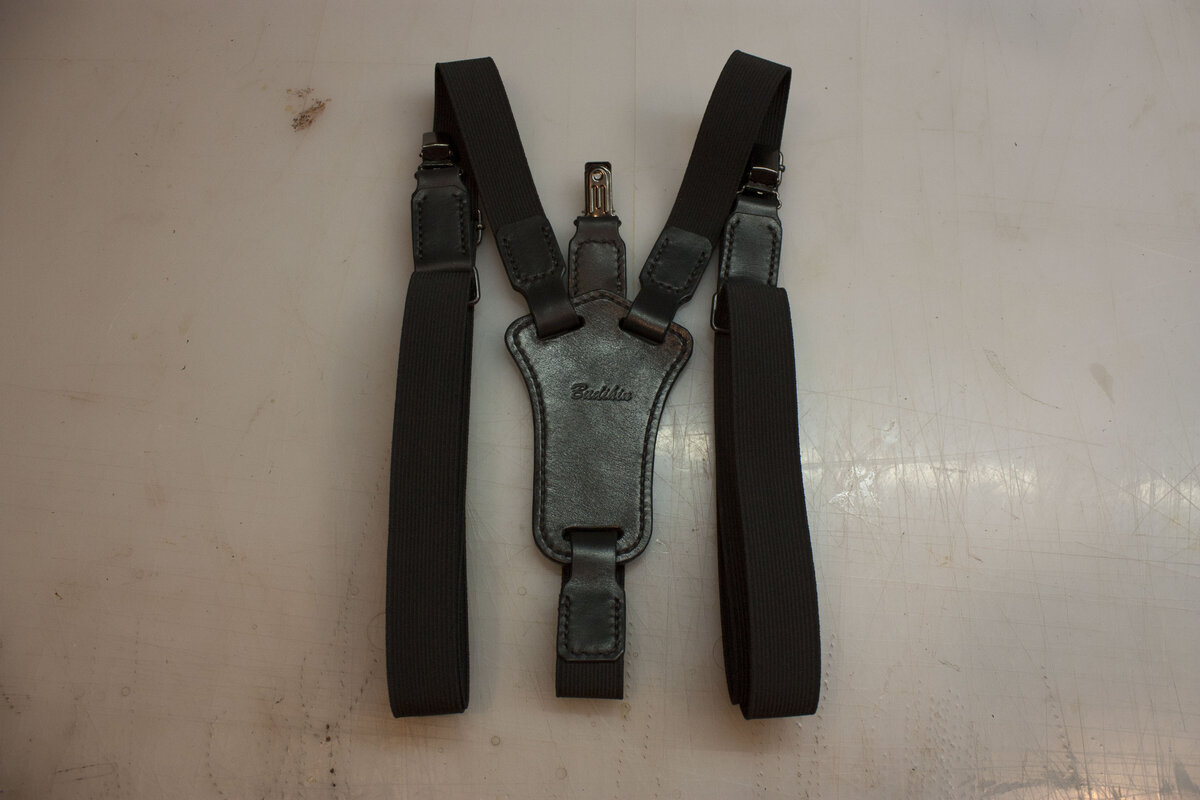 Подтяжки (помочи) с элементами из натуральной кожи.