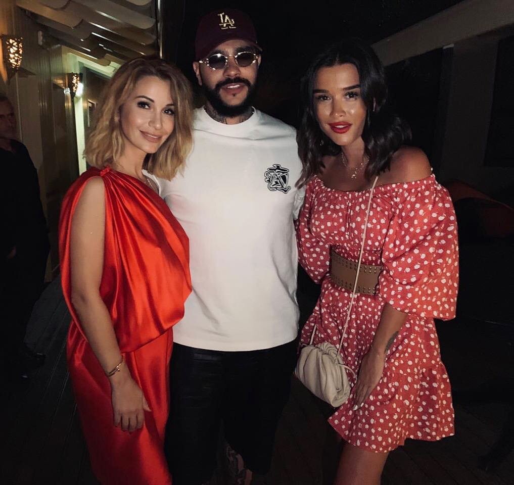 Ксения Бородина - одна из главных модниц нашей страны, поэтому у нее широкий ремень есть уже давно. 